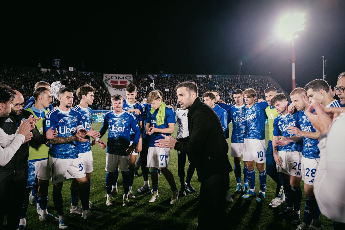 Cesc Fàbregas addresses the Como squad on the pitch after the final whistle